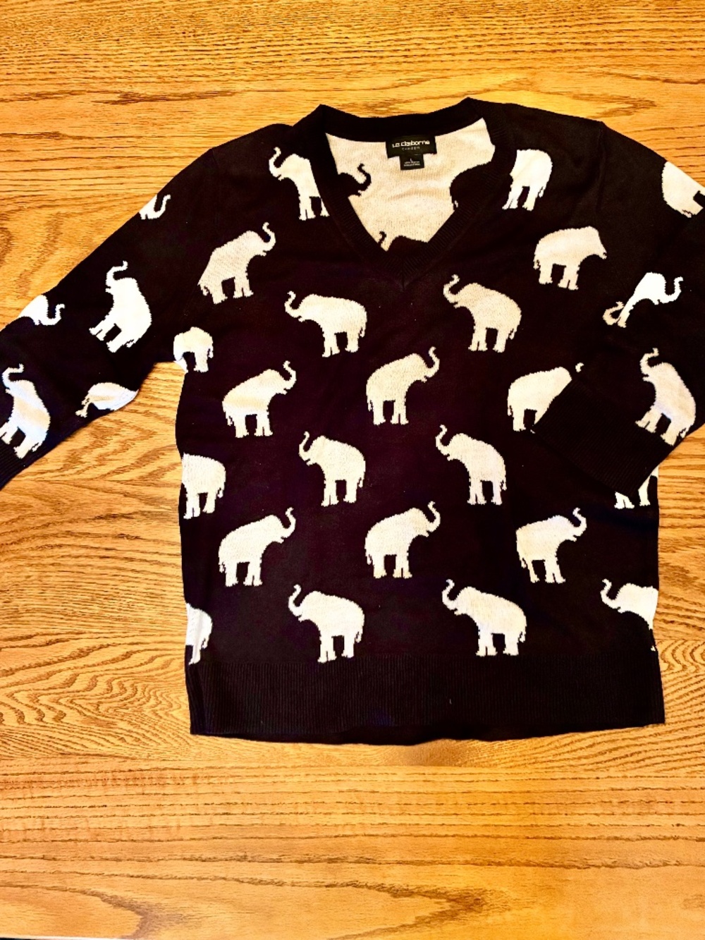 "Liz Claibourne" pull-over, V neck sweater, L, EUC